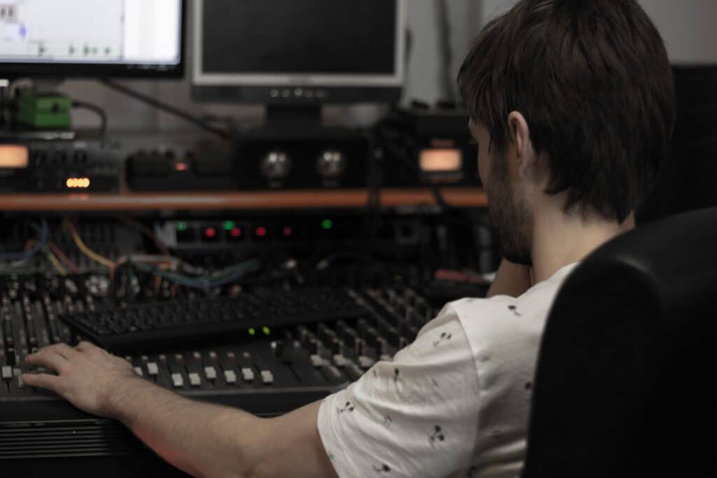 Técnico de som no estúdio por trás