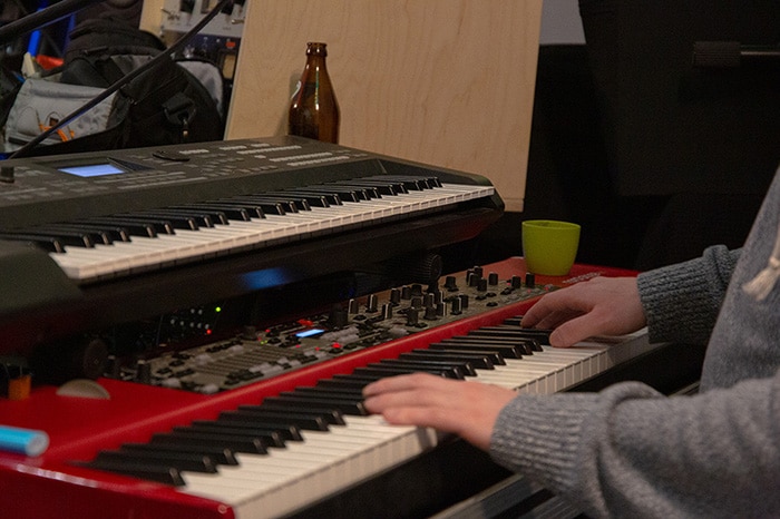 Os teclados também comunicam uns com os outros utilizando tecnologia MIDI