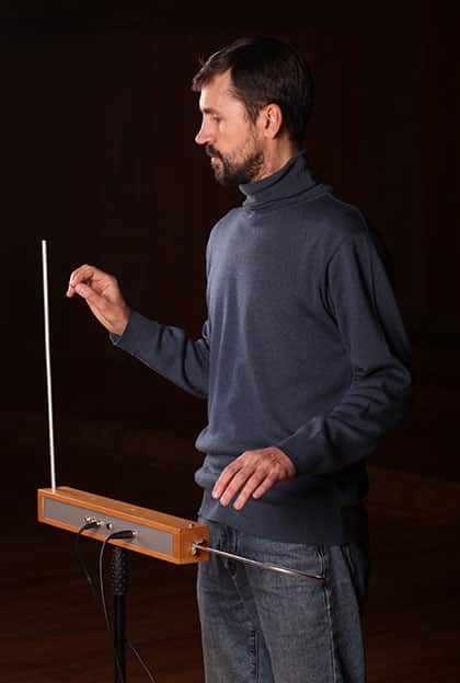How to play Theremin