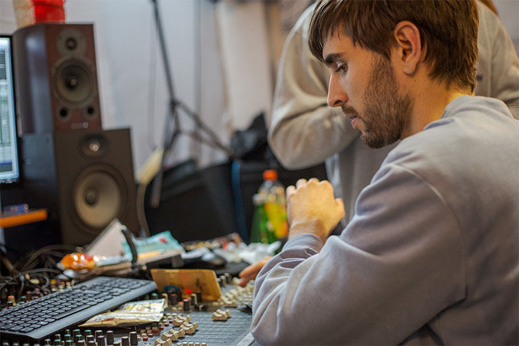Eloy Caudet aan het mixen in de studio