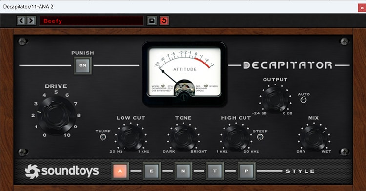 De VST-plug-in "Decapitator" van Soundtoys is een zeer goede overdrive-plug-in voor bas. De "Beefy" preset is bijzonder geschikt voor 808 bassen.
