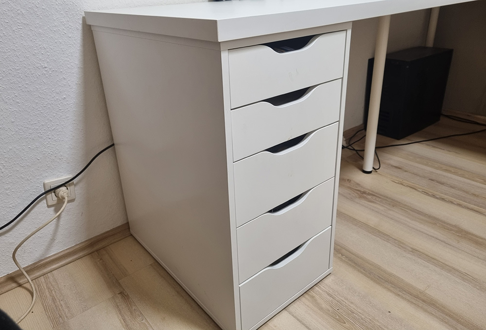 Ikea ALEX comme pieds pour ma table de studio