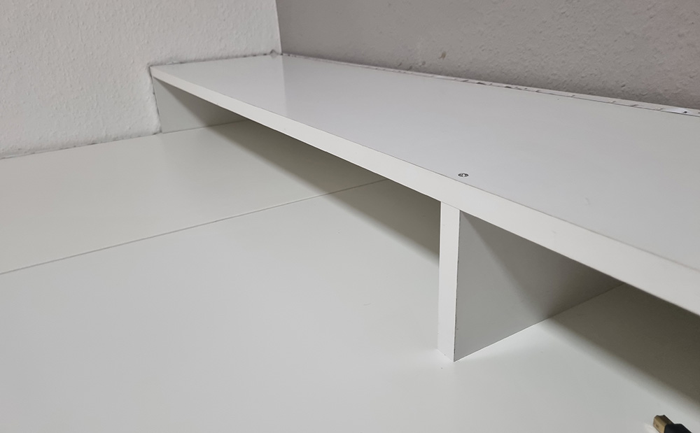 Con una tabla larga de madera blanca y tres tablas pequeñas de madera construí el segundo nivel de la mesa