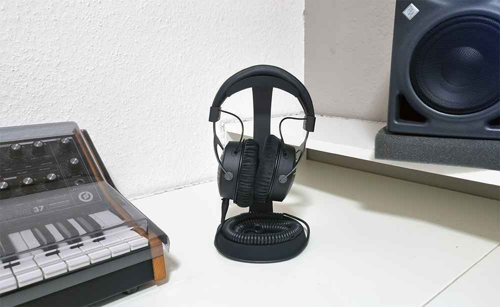 Headphone stand