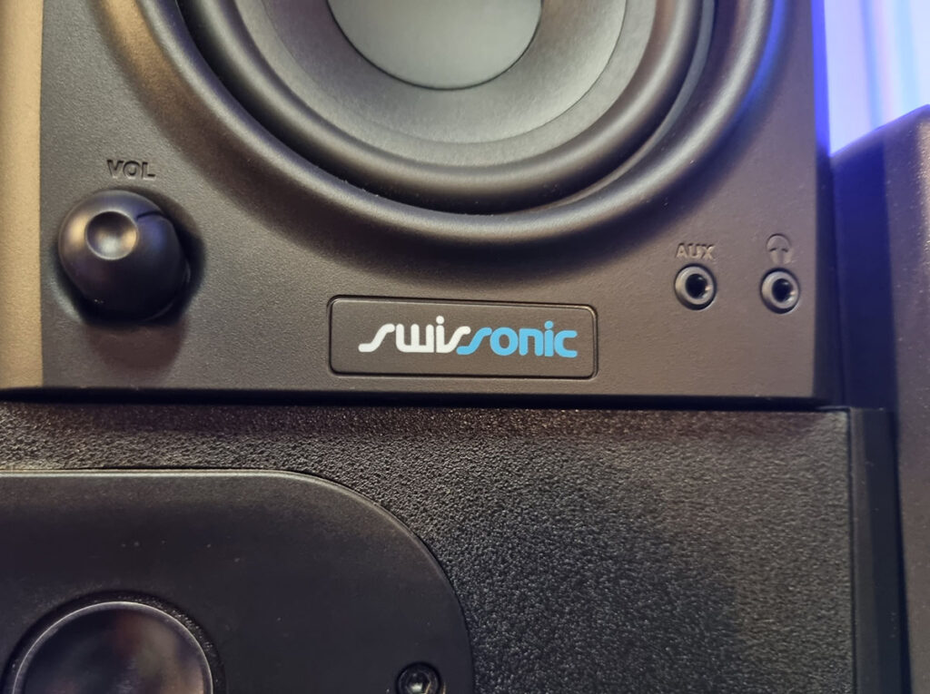 Swissonic A204BT: Volume control, AUX input and headphone output