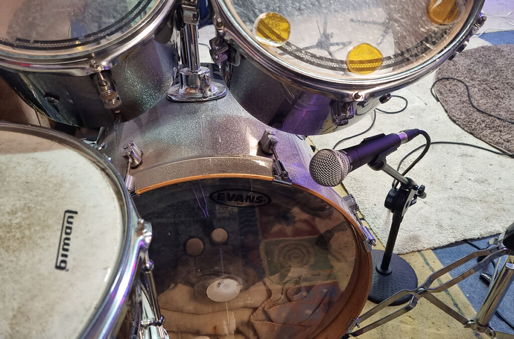 Mit der Tchad-Blake-Methode kann ein komplettes Schlagzeug mit nur einem Mikrofon aufgenommen werden.