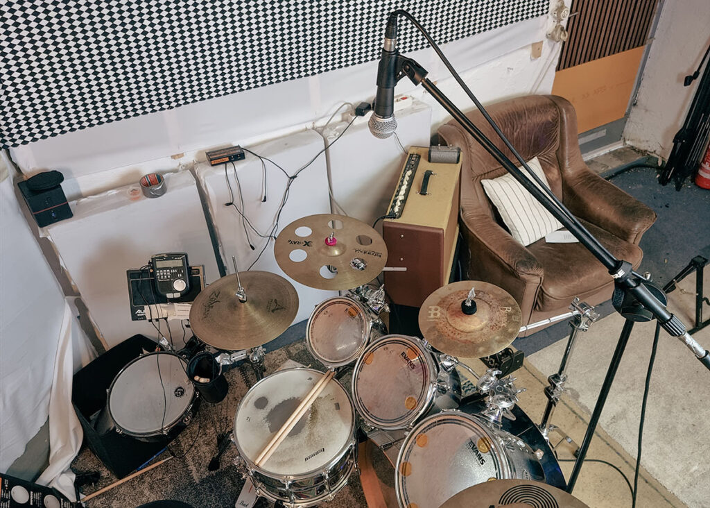 De Shure SM58 als trash mic boven het drumstel