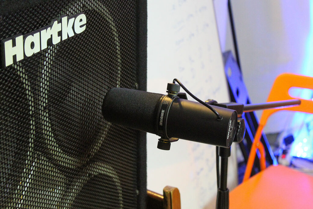 Since this microphone also reproduces low frequencies very precisely, it is also very suitable for bass amplifiers.