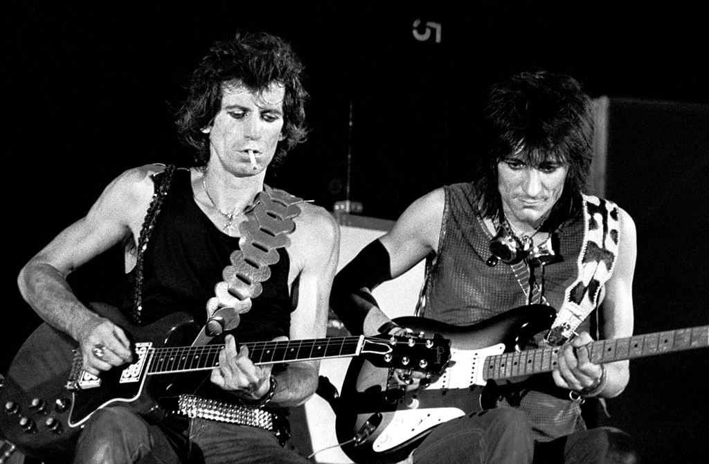 Keith Richards e Ron Wood num concerto dos Rolling Stones em Turim, em 1982; imagem: Wikimedia Commons
