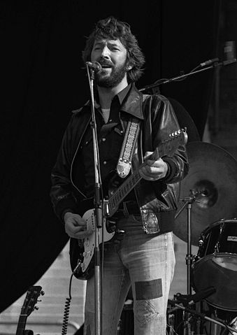 Eric Clapton a actuar em Amesterdão em 23 de Junho de 1978; imagem: Wikimedia Commons