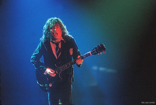 Angus Young, um dos melhores guitarristas eléctricos de todos os tempos, imagem: Wikimedia Commons