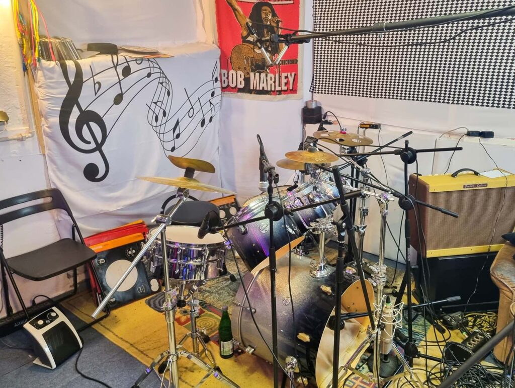 Microphones around the drum kit
