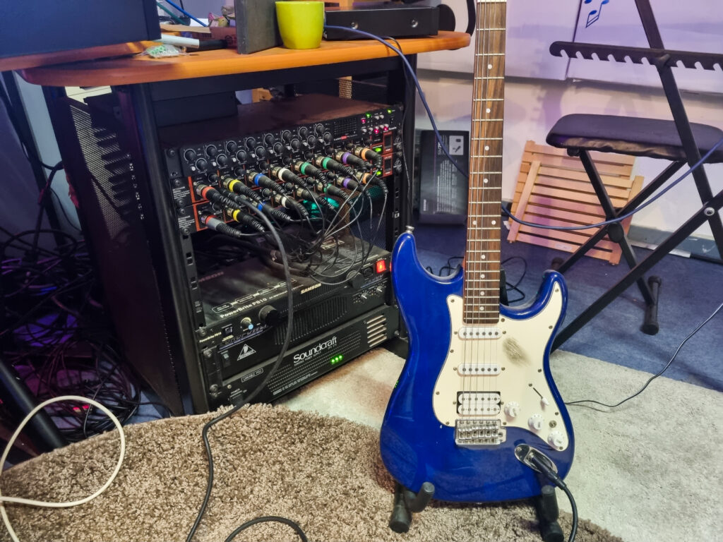 The electric guitar can be connected directly to the interface via the instrument input