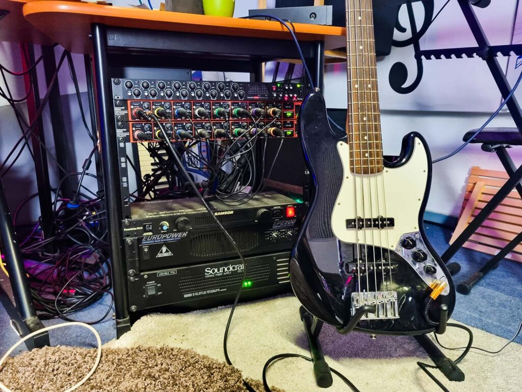 O meu Fender Jazz Bass, ligado diretamente à interface de áudio