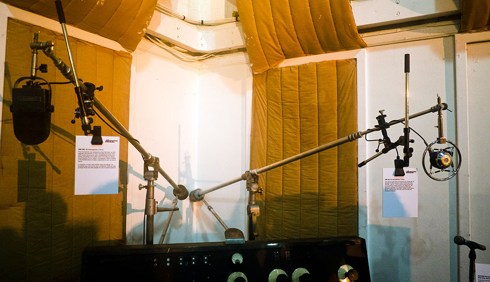 Le légendaire microphone à ruban EMI RM-1B (dont il n'existe que deux exemplaires dans le monde) et le microphone à ruban unique EMI HB-1E (dont il n'existe qu'un exemplaire dans le monde) dans les studios Abbey Road