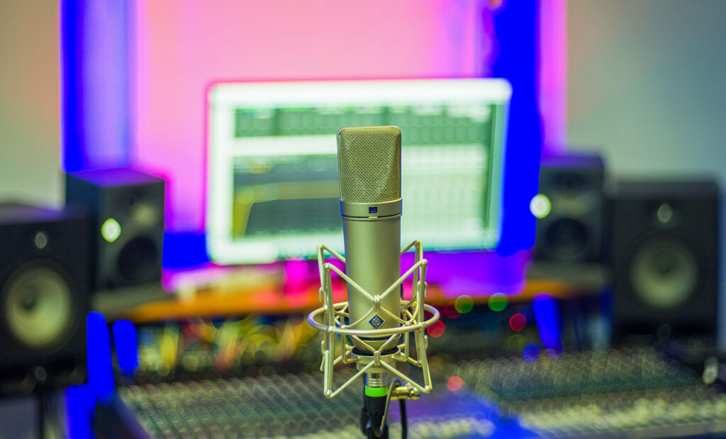 私自身、スタジオで歌手をレコーディングするときは、ほとんど毎回ノイマンU87Aiを使っている。