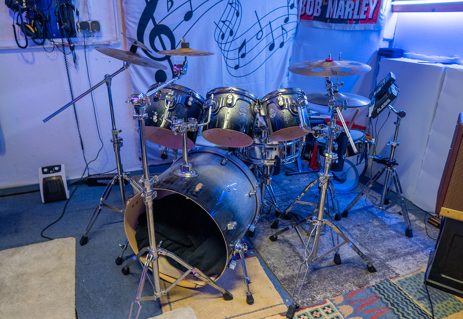 Instructions for setting up a drum kit