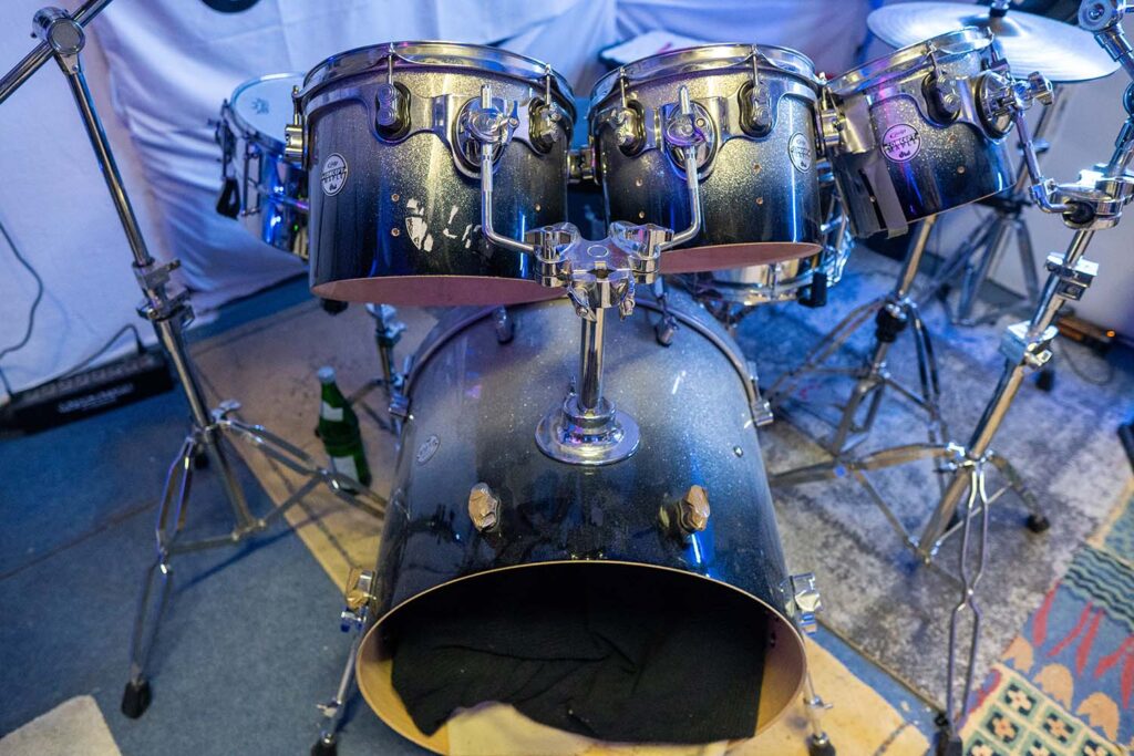Attaching the toms to the bass drum is easier, but has the disadvantage that a lot of vibrations are transmitted, which is not ideal for studio recordings