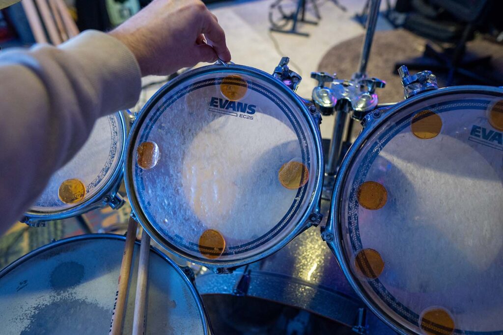 Mit dem speziellen Schraubenschlüssel für Schlagzeuge kann man die Spannung des Fells regulieren, um den Klang höher oder tiefer zu stimmen.