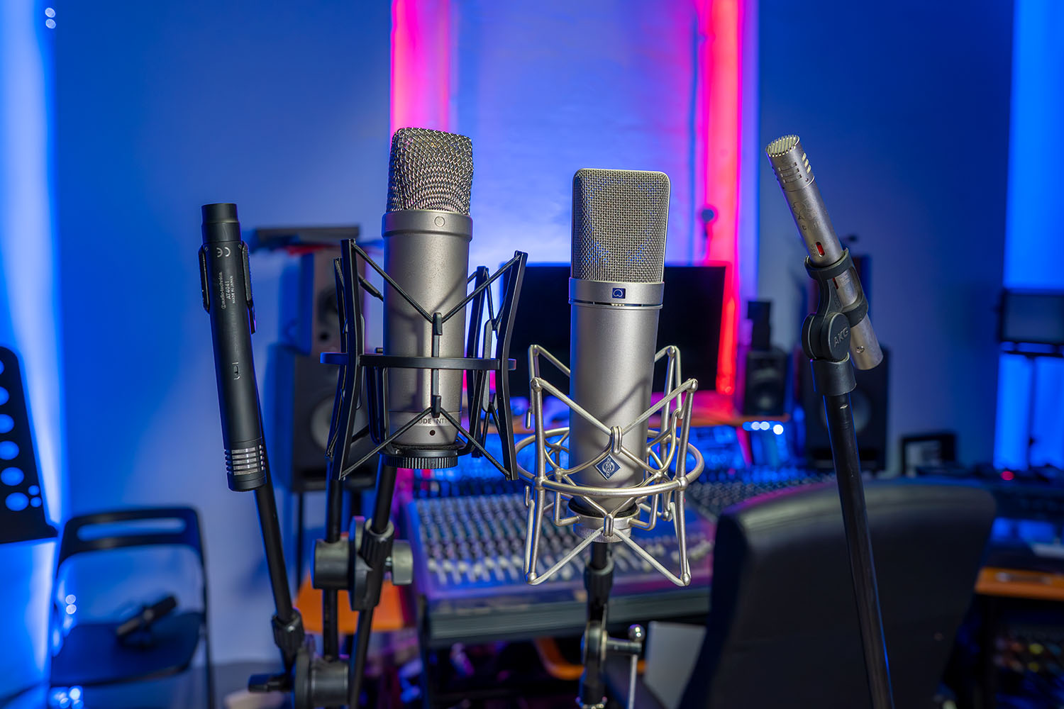 Microfones condensadores no estúdio