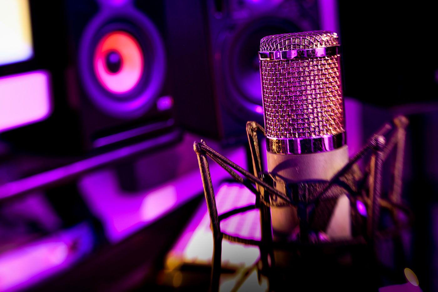 Un micrófono de válvulas vintage en el estudio
